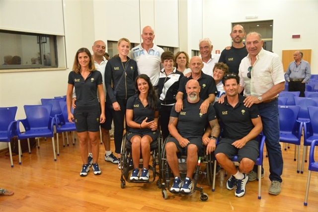 La squadra di para-rowing insieme al Presidente Giuseppe Abbagnale